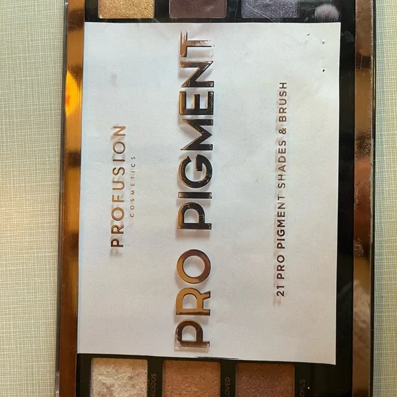 Eye shadow palette - Picture 3 of 3